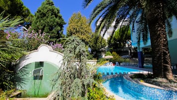 Piscina stagionale all'aperto, lettini