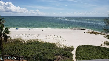 Condo superior, 1 habitación, vista a la playa | Vista a la playa o el mar