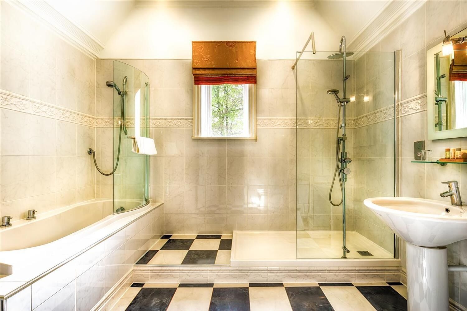 Un bagno con vasca, doccia e lavabo.