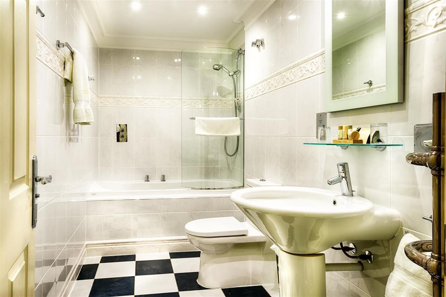 standard king room, ensuite | bathroom | combined shower/bathtub, towels