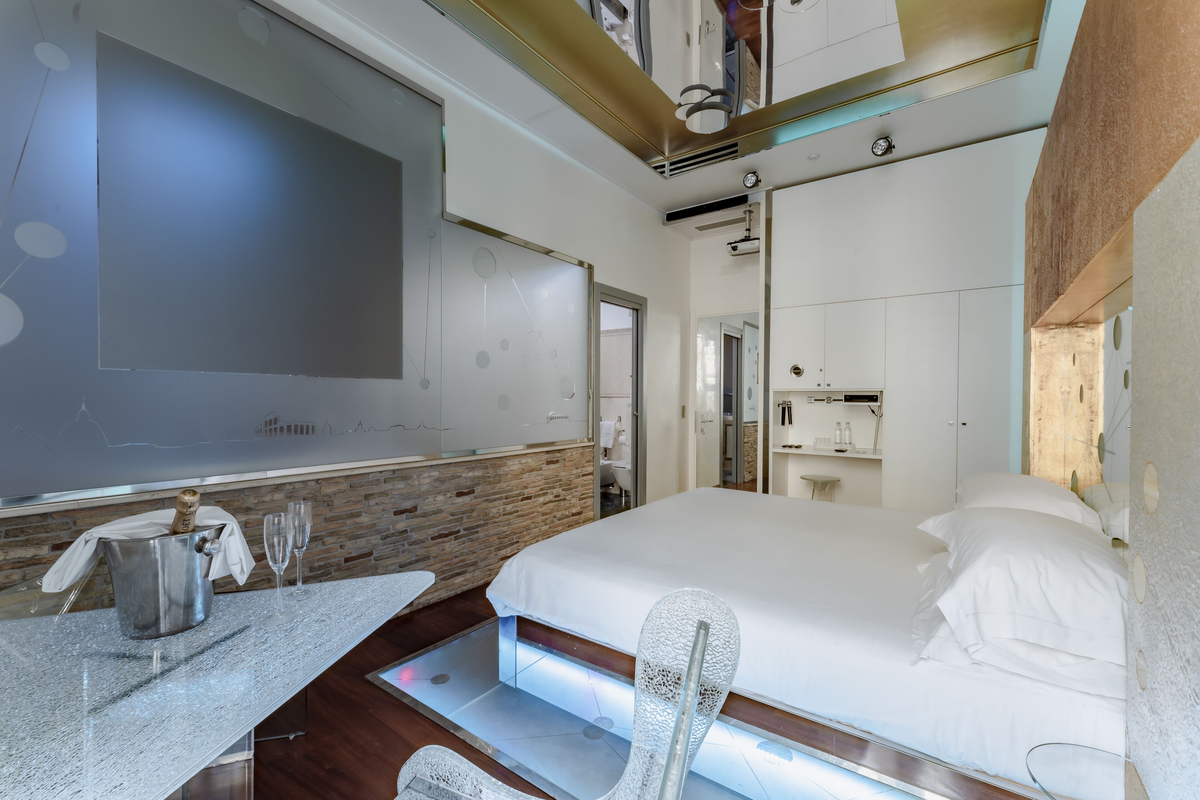 junior suite, 1 king bed, bathtub, city view | frette italian sheets, premium bedding, minibar, in-room safe