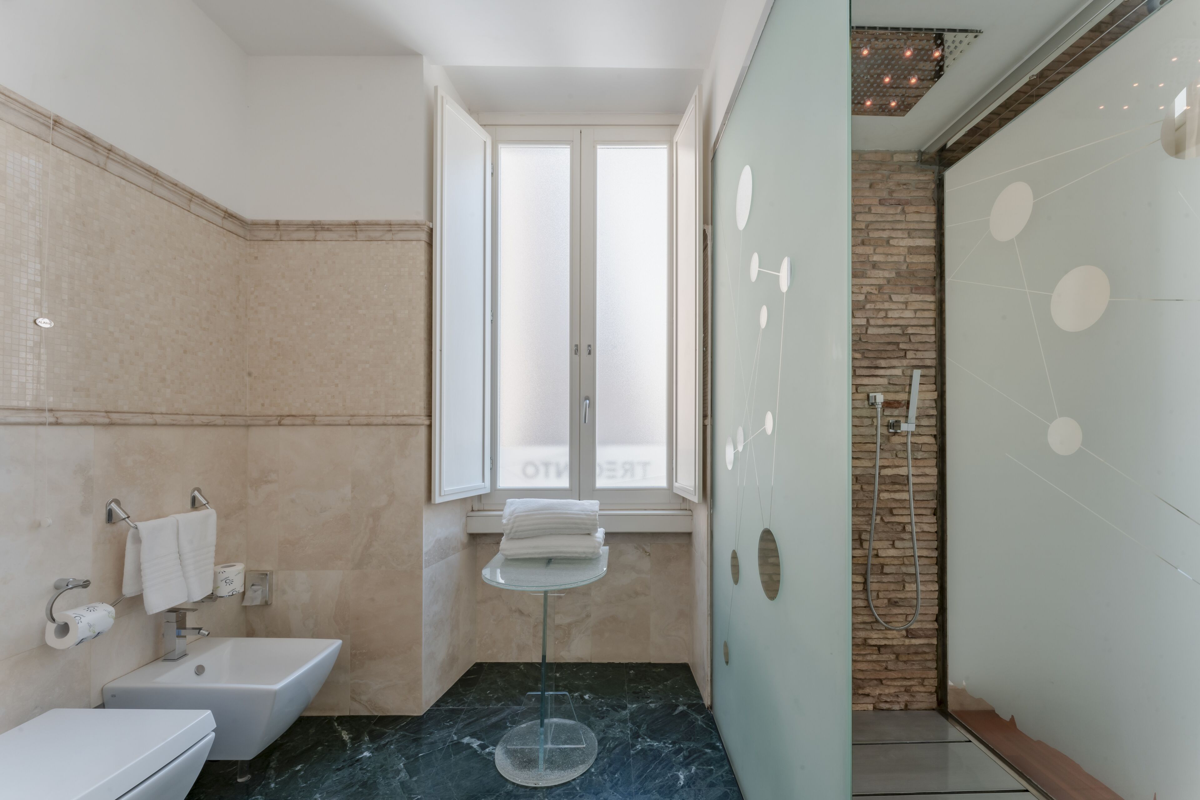 exclusive double room, city view | bathroom | eco-friendly toiletries, hair dryer, bidet, towels