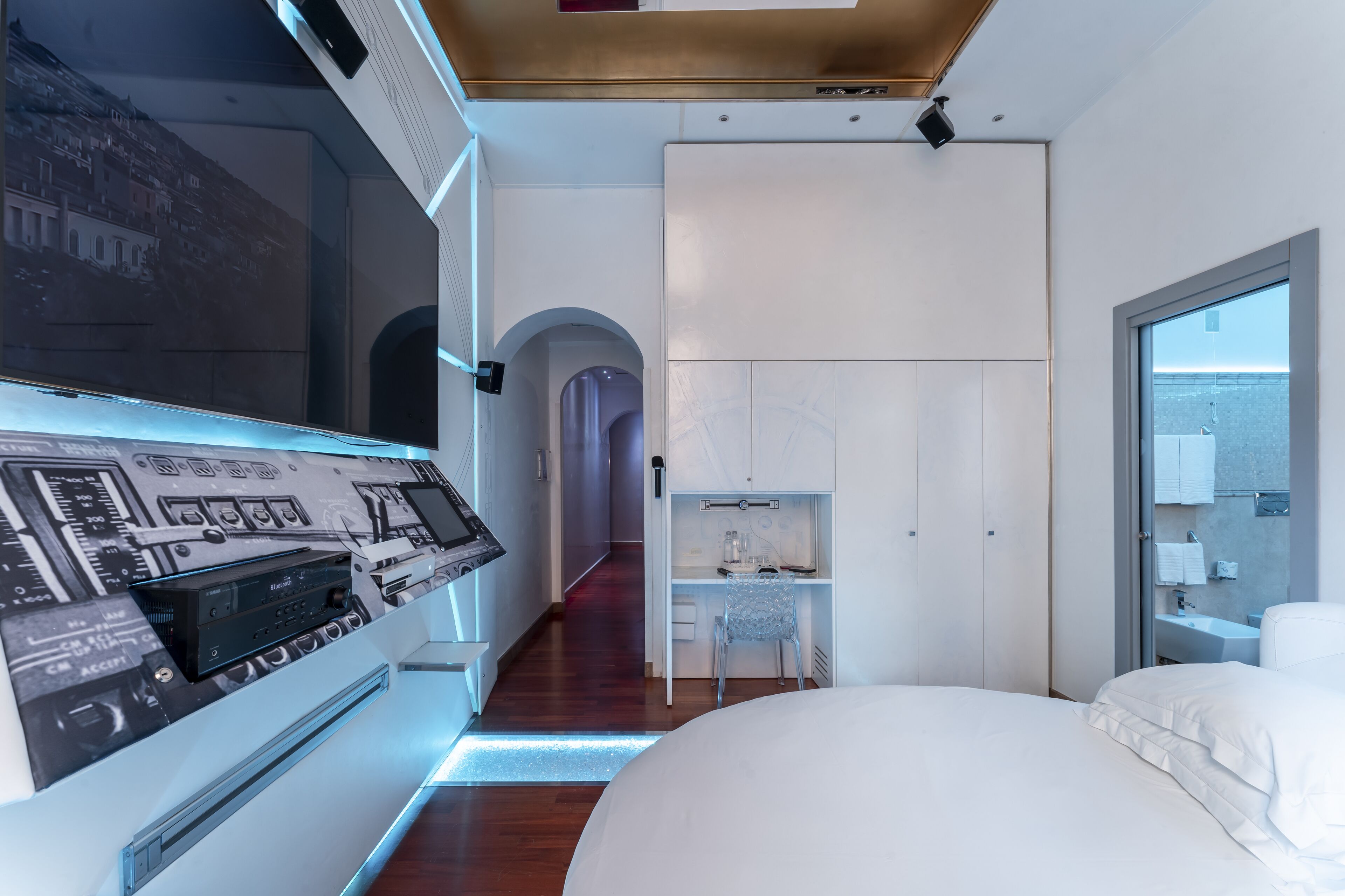 junior suite, hot tub | frette italian sheets, premium bedding, minibar, in-room safe