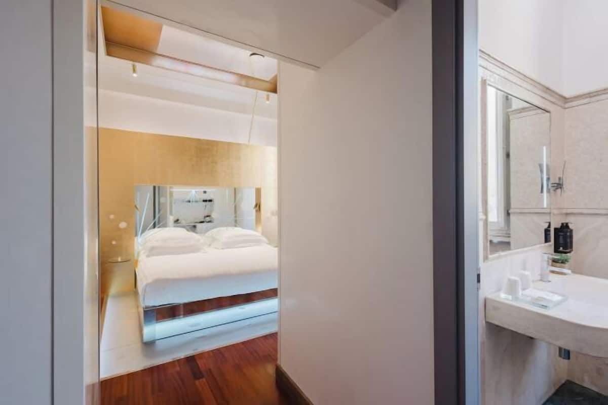 Frette Italian sheets, premium bedding, minibar, in-room safe