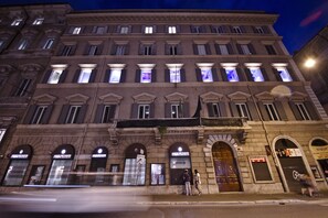 A historic building with multiple windows and a central entrance. - Hotel Trecento (Rome)
