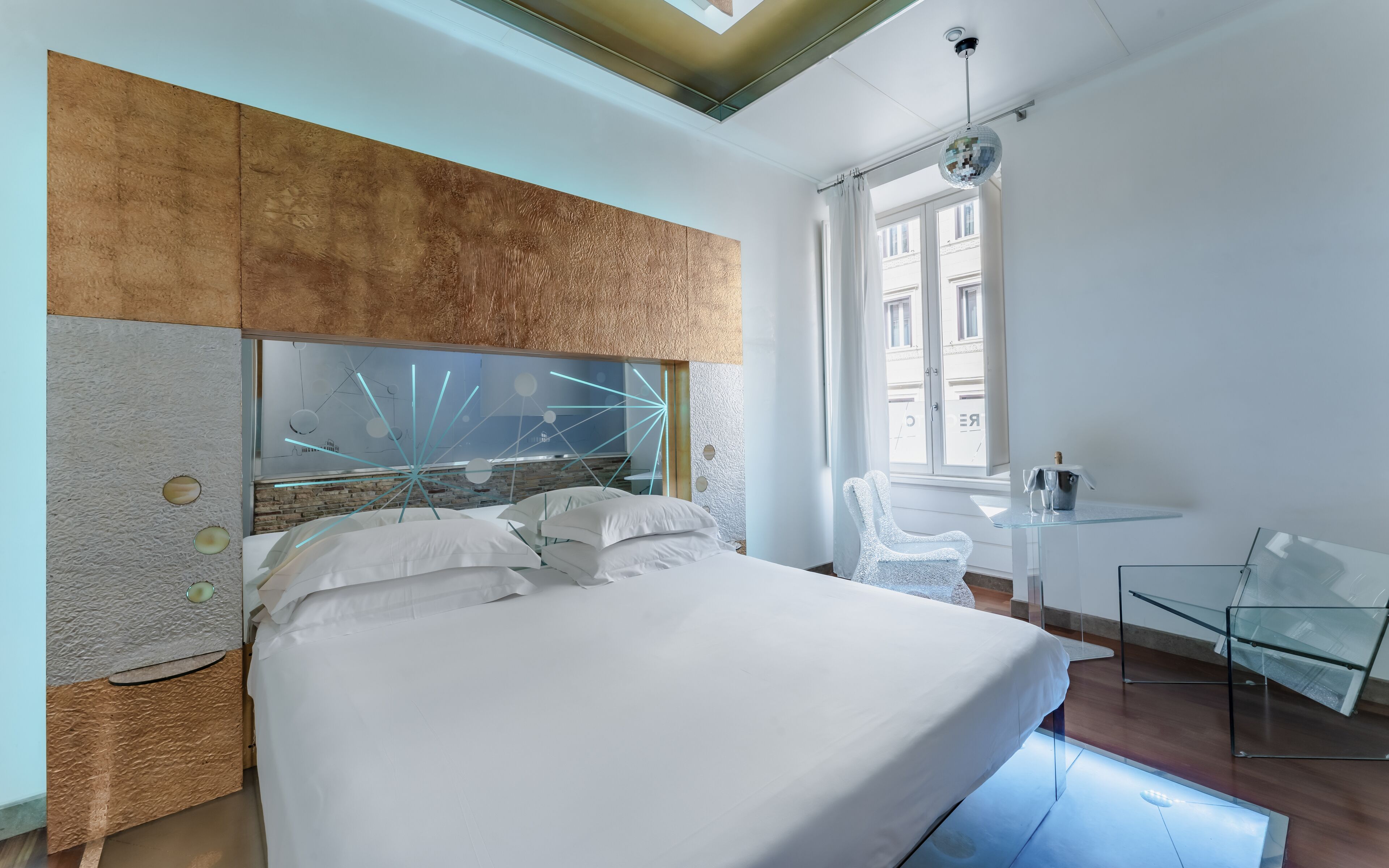 junior suite, 1 king bed, bathtub, city view | frette italian sheets, premium bedding, minibar, in-room safe