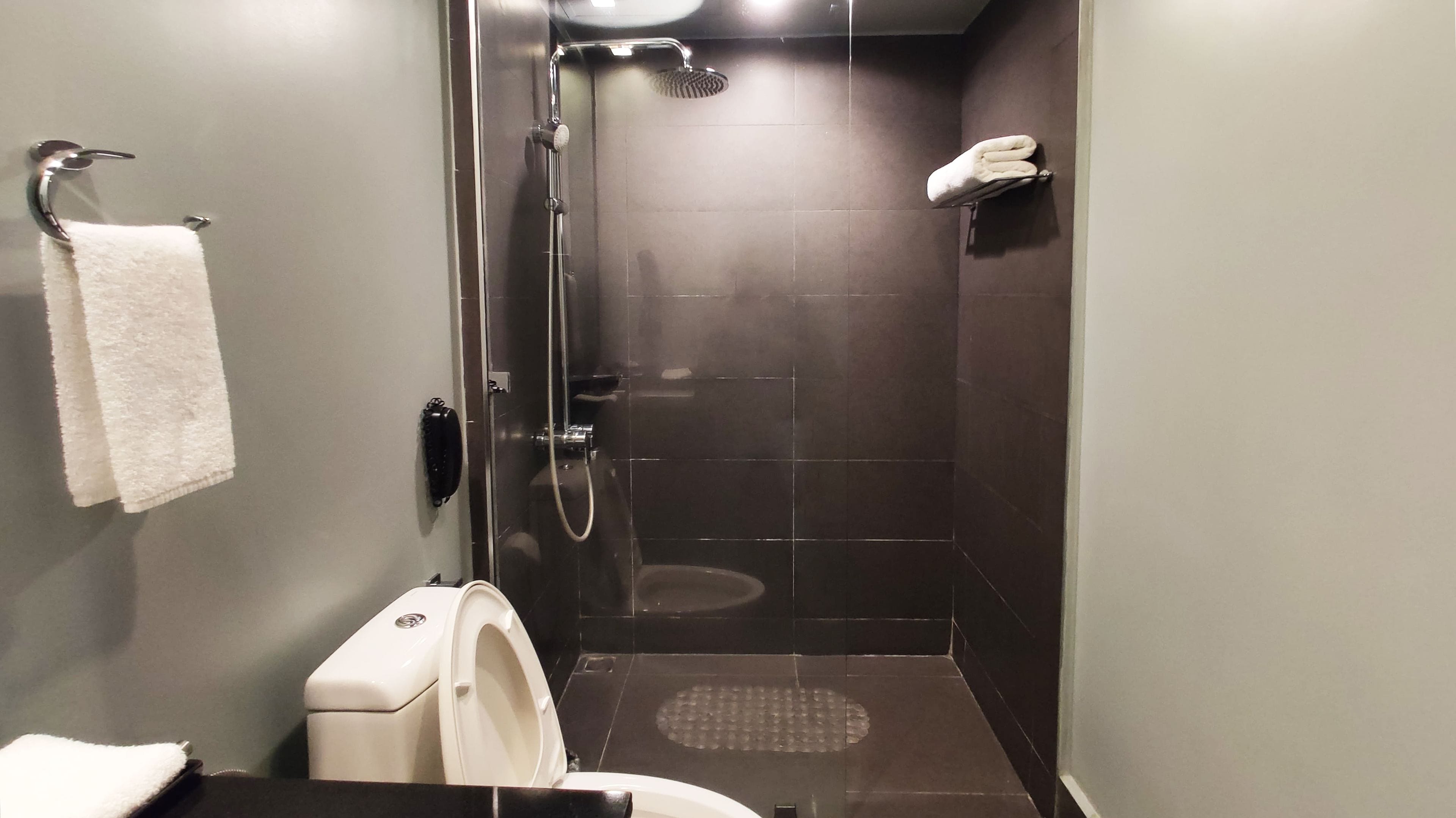 deluxe room | bathroom | shower, hair dryer, slippers, bidet