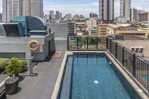 Una piscina al aire libre, tumbonas