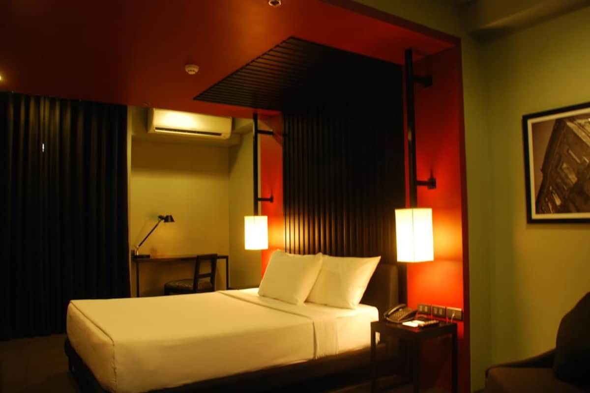 ตู้นิรภัยในห้องพัก, โต๊  ะทำงาน, เตารีด/โต๊ะรีดผ้า, Wi-Fi ฟรี