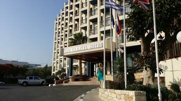 Vista frontal de la propiedad