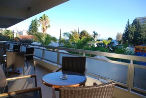 Bar (on property) - The Caravel Hotel (Limassol)