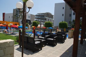 Outdoor dining - The Caravel Hotel (Limassol)