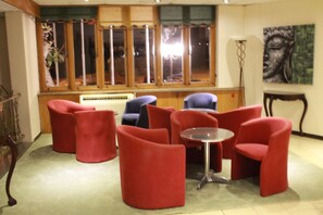 Lobby sitting area - The Caravel Hotel (Limassol)
