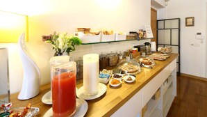 Un bufé de desayuno con diversas opciones de alimentos y bebidas.