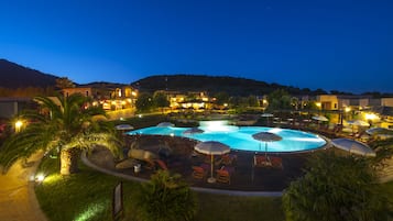 Piscina stagionale all'aperto, ombrelloni da piscina, lettini