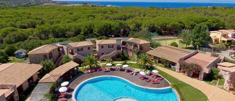 Seasonal outdoor pool, sun loungers