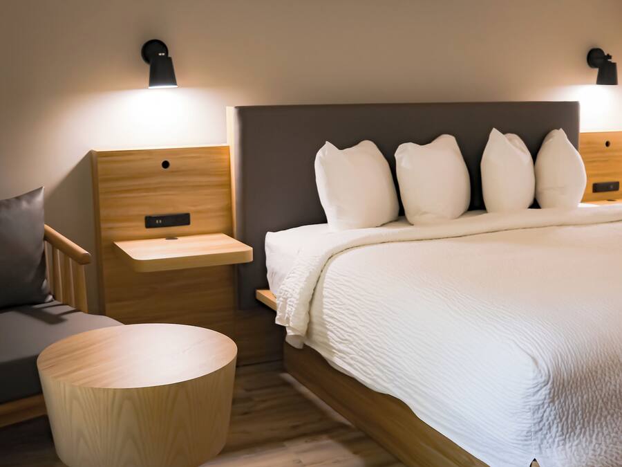 Standard Room, 1 King Bed, Non Smoking | Desk, iron/ironing board, free WiFi, bed sheets