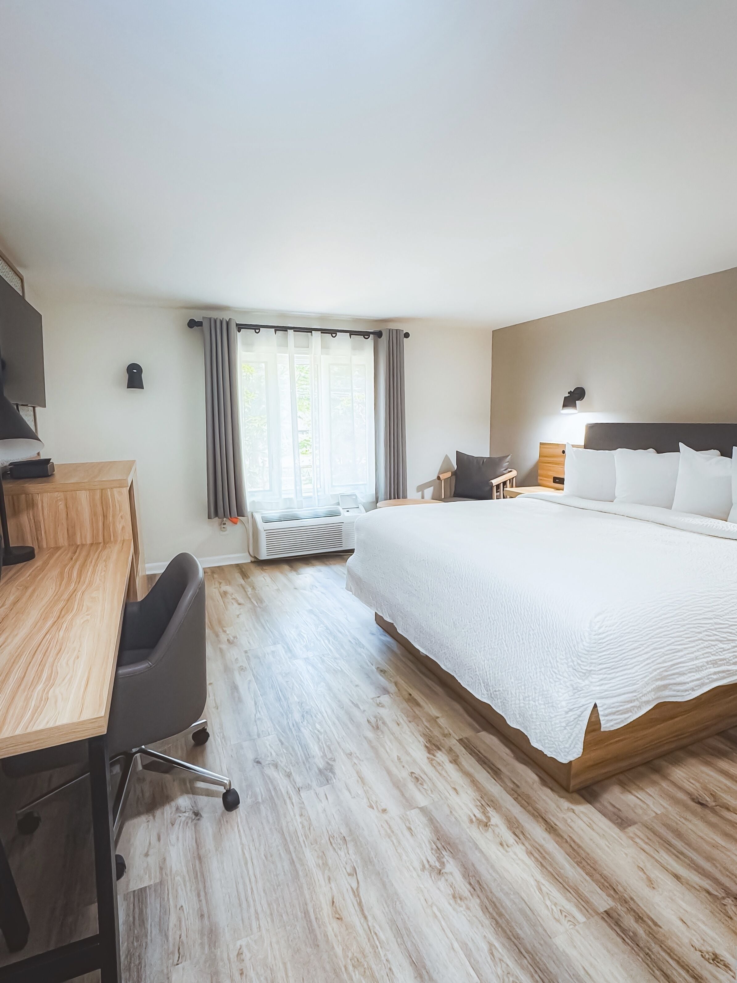 Standard Room, 1 King Bed, Non Smoking | Desk, iron/ironing board, free WiFi, bed sheets