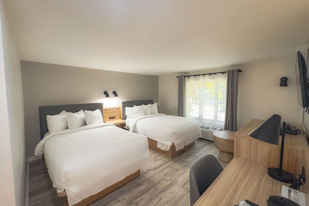 Habitación estándar, 2 camas matrimoniales, para no fumadores | Escritorio, tabla de planchar con plancha, wifi gratis y ropa de cama