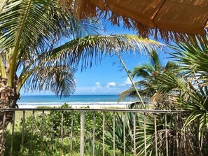 Outdoor pool, sun loungers - Surf Studio Beach Resort (Cocoa Beach)