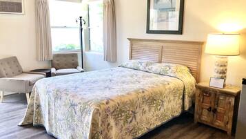 1 habitación, cortinas blackout y tabla de planchar con plancha