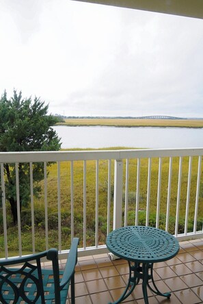 標準客房, 1 張特大雙人床和 1 張沙發床 | 水景