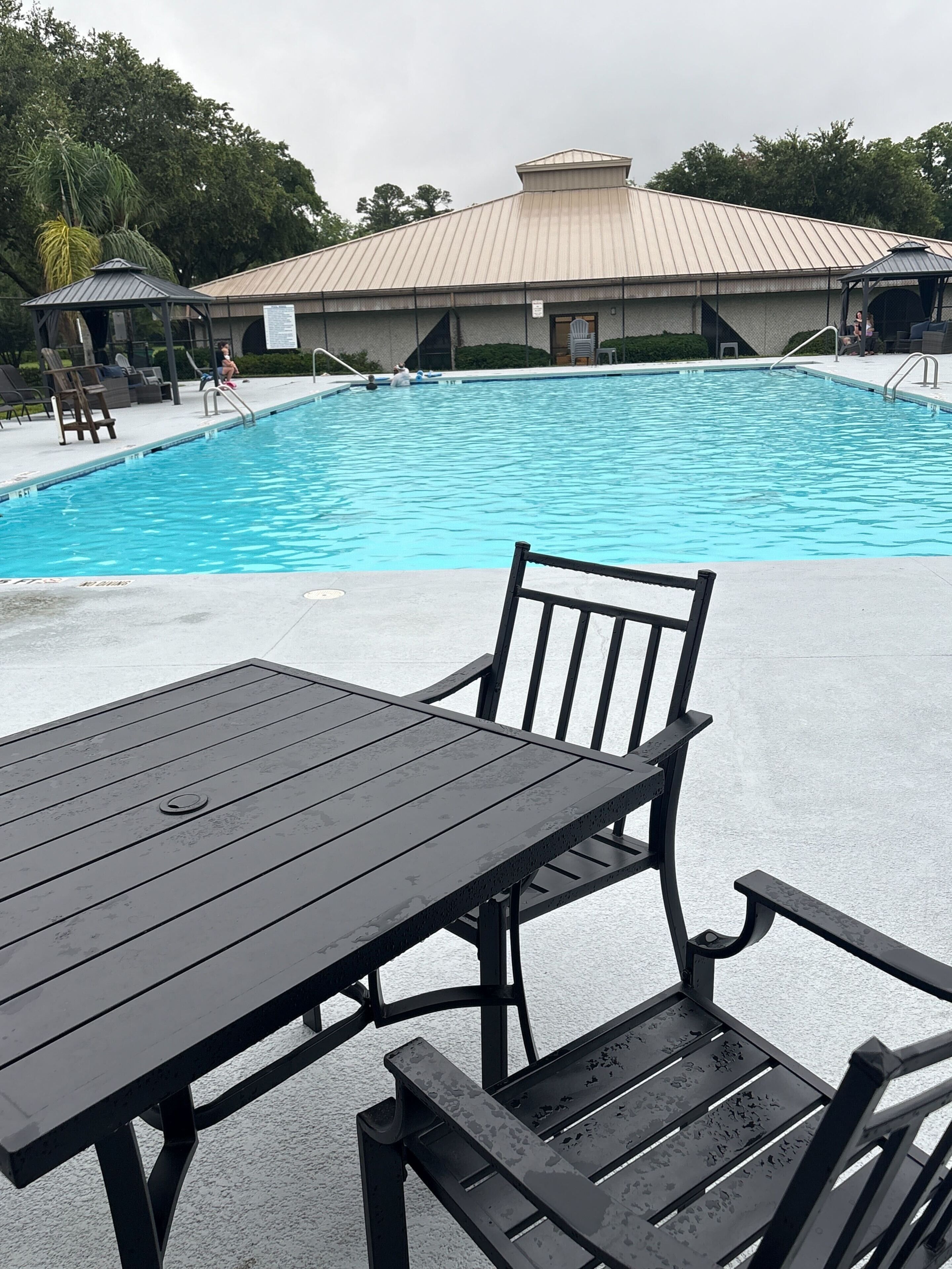 Una piscina al aire libre de temporada