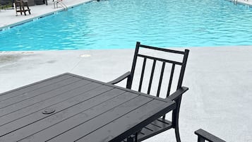 Una piscina al aire libre de temporada