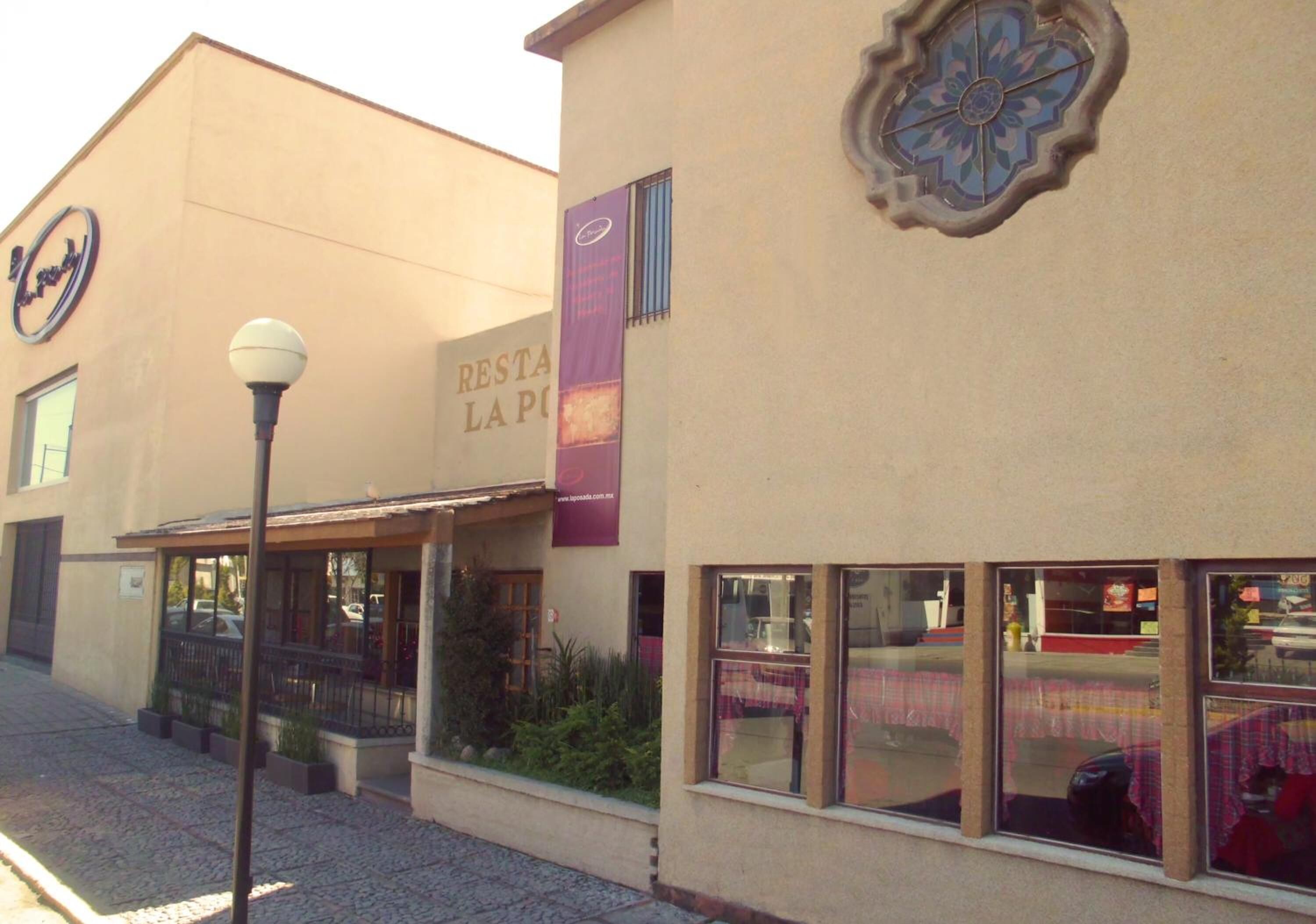 Un edificio con un cartel que dice "RESTAURANTE LAPO".