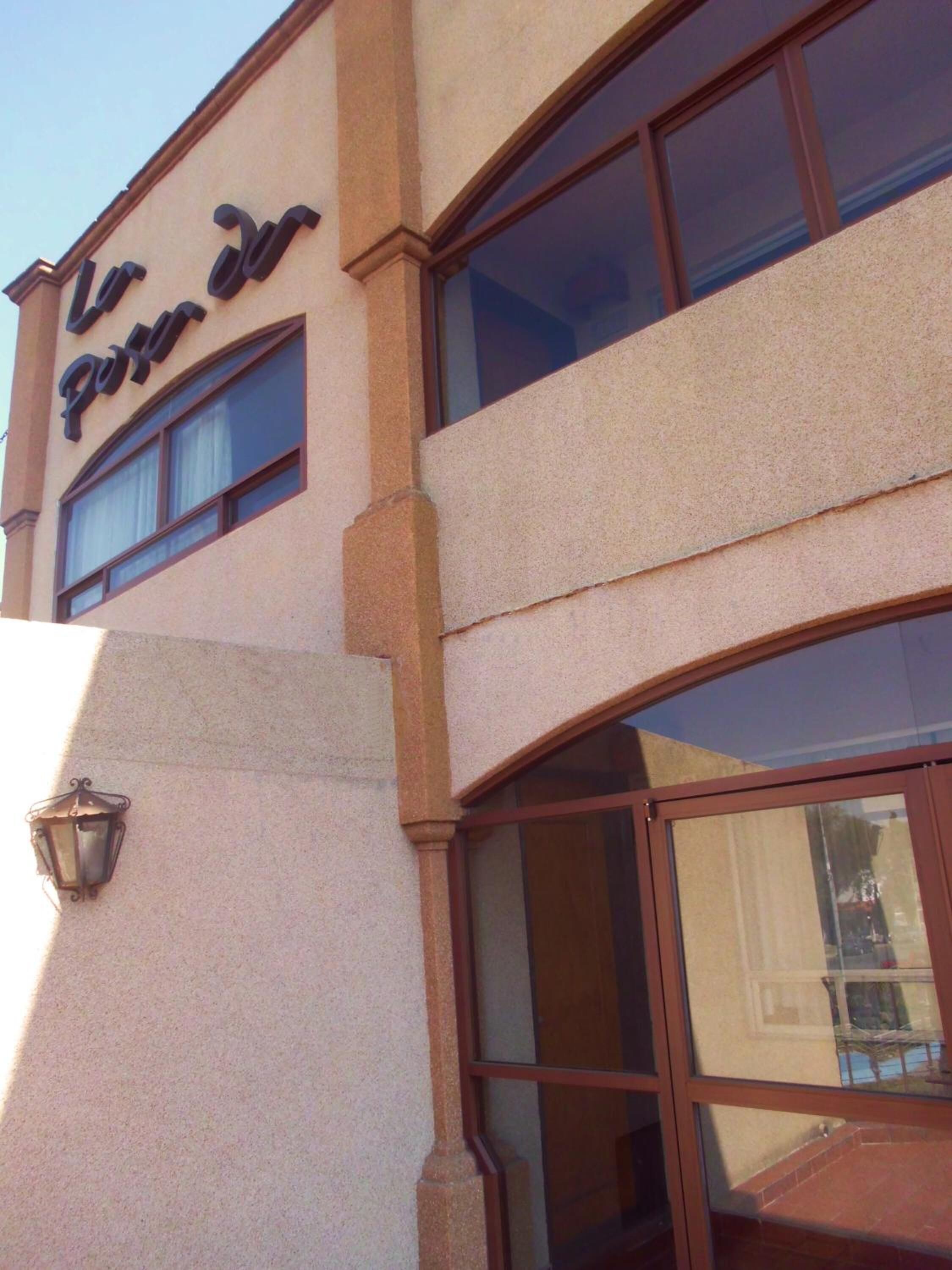 Un edificio con un letrero que dice "La Posada".