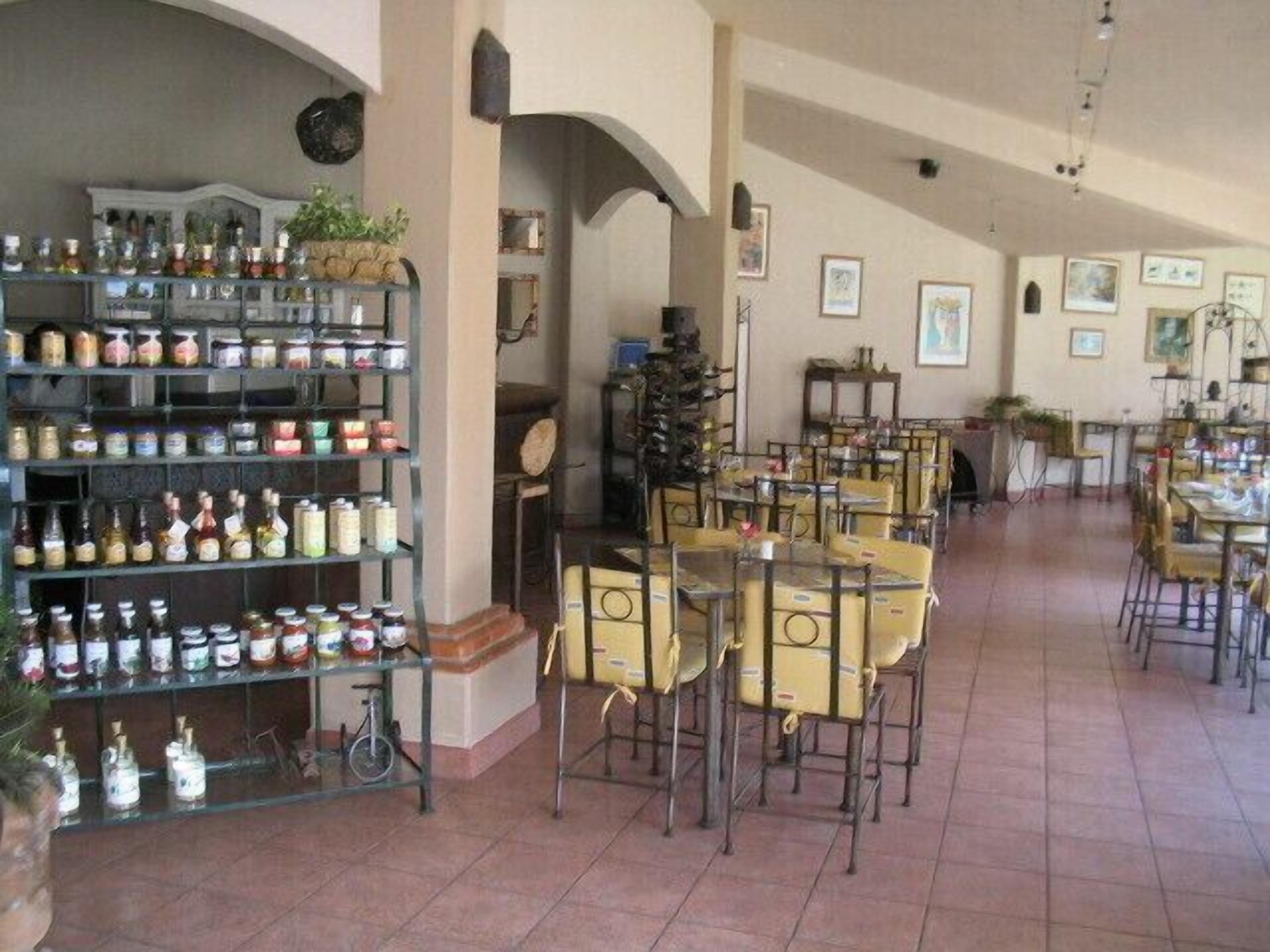 2 restaurantes; se sirven desayunos, comidas y cenas