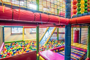 Área de juegos infantiles techada