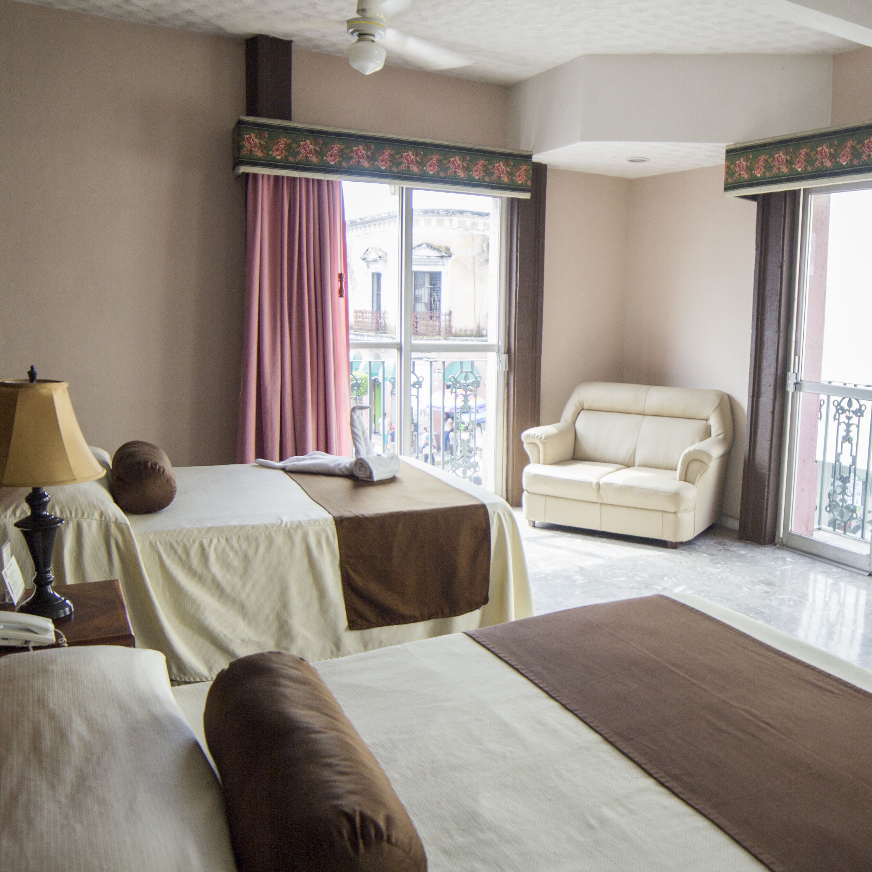 Habitación familiar | Ropa de cama de alta calidad y caja de seguridad en la habitación 