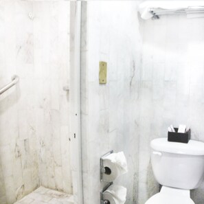 Kamar Single Ekonomi | Kamar mandi | Shower, perlengkapan mandi gratis,  dan handuk