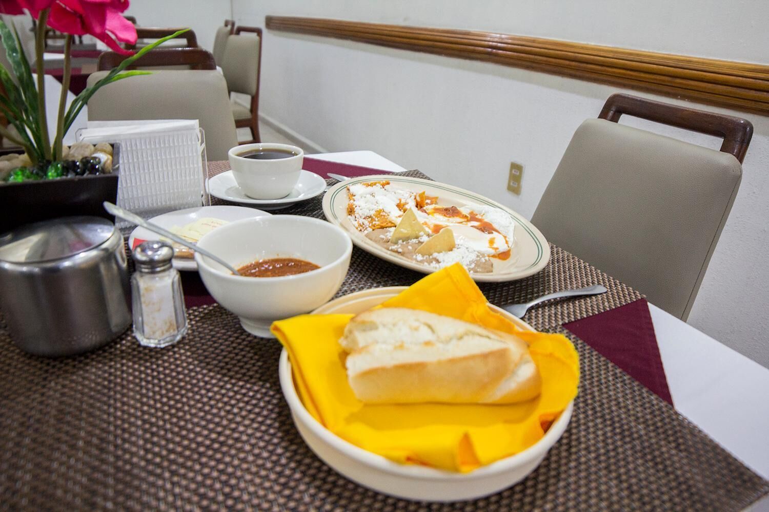 breakfast and lunch served, mexican cuisine