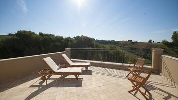 Deluxe Room, 1 Queen Bed, Terrace | 1 bedroom, desk, soundproofing, bed sheets