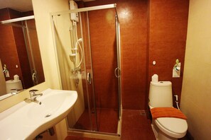 Shower, free toiletries, towels - Toto Residence (Krabi)