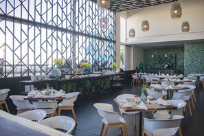 Se sirven desayunos y cocina internacional; con vista a la alberca 