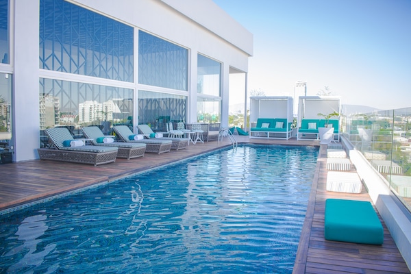 Una piscina al aire libre (de 09:00 a 20:00), sombrillas, tumbonas