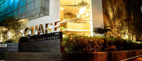 Das äußere Erscheinungsbild des SQUARE Small Luxury Hotels mit modernem Design, einem markanten Eingang und einer gut beleuchteten Fassade.