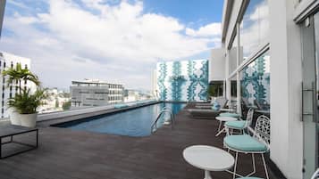 Piscine extérieure, parasols de plage, chaises longues