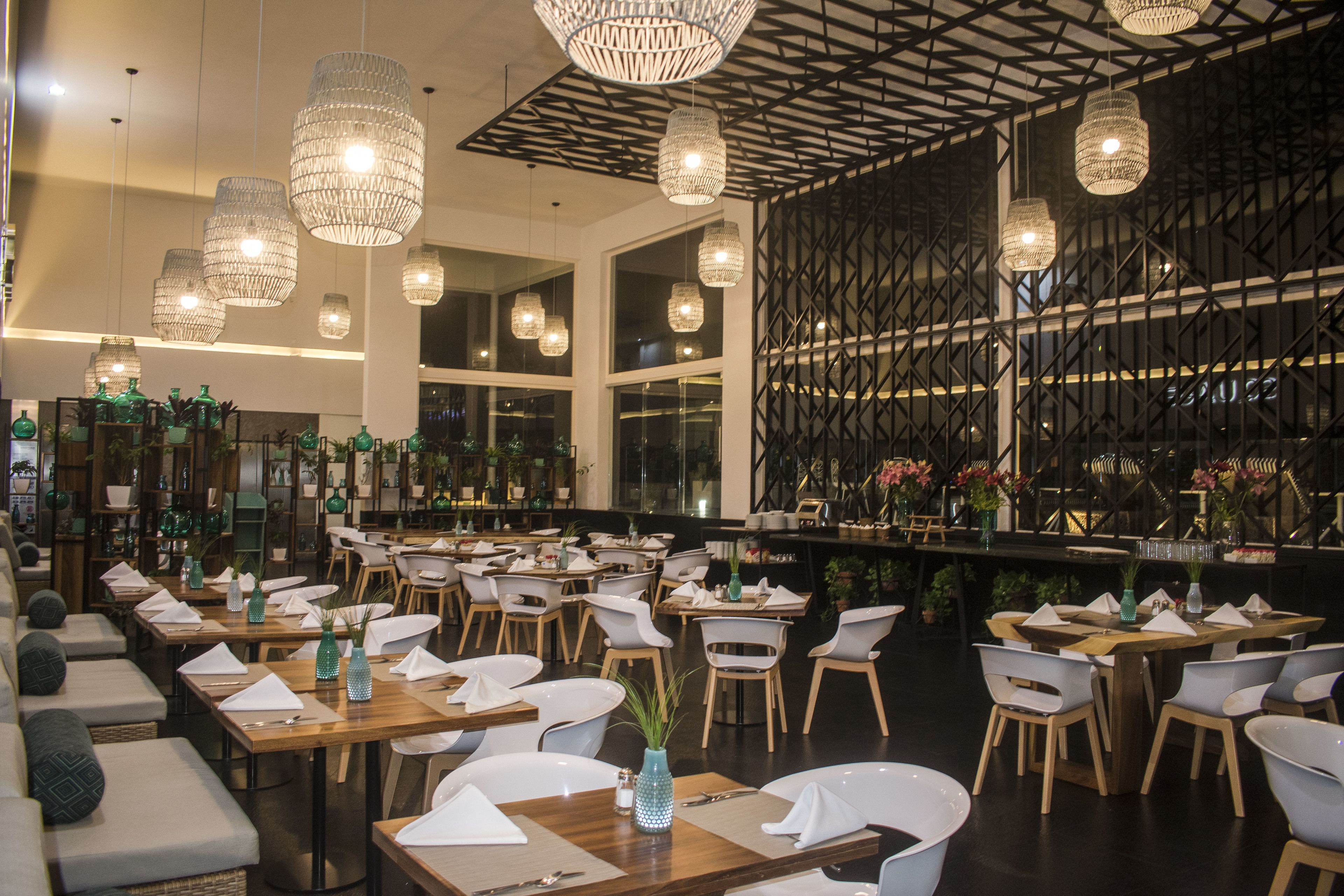 Se sirven desayunos y cocina internacional, junto a la piscina 