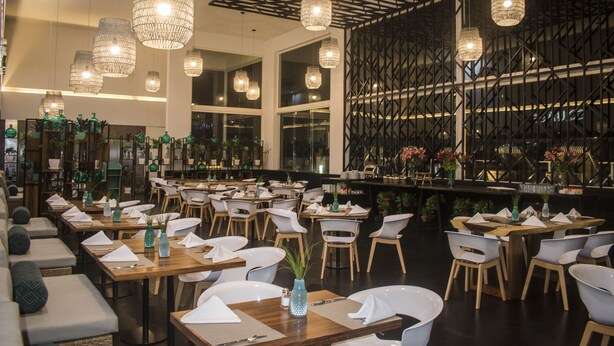 A restaurant with multiple dining tables, chairs, and hanging light fixtures. - Square Small Luxury Hotel - Nuevo Consulado (Guadalajara)