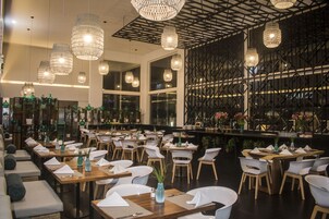 Frühstück, Mittagessen, internationale Küche, Blick auf den Pool 