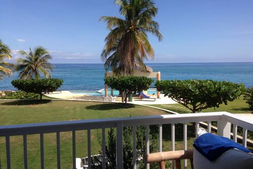 2 outdoor pools, free pool cabanas, pool loungers