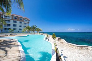 2 piscinas externas, barracas de cortesia, espreguiçadeiras