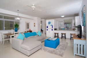Design Quadruple Room, 2 Bedrooms, Accessible, Ocean View | Living room | Flat-screen TV