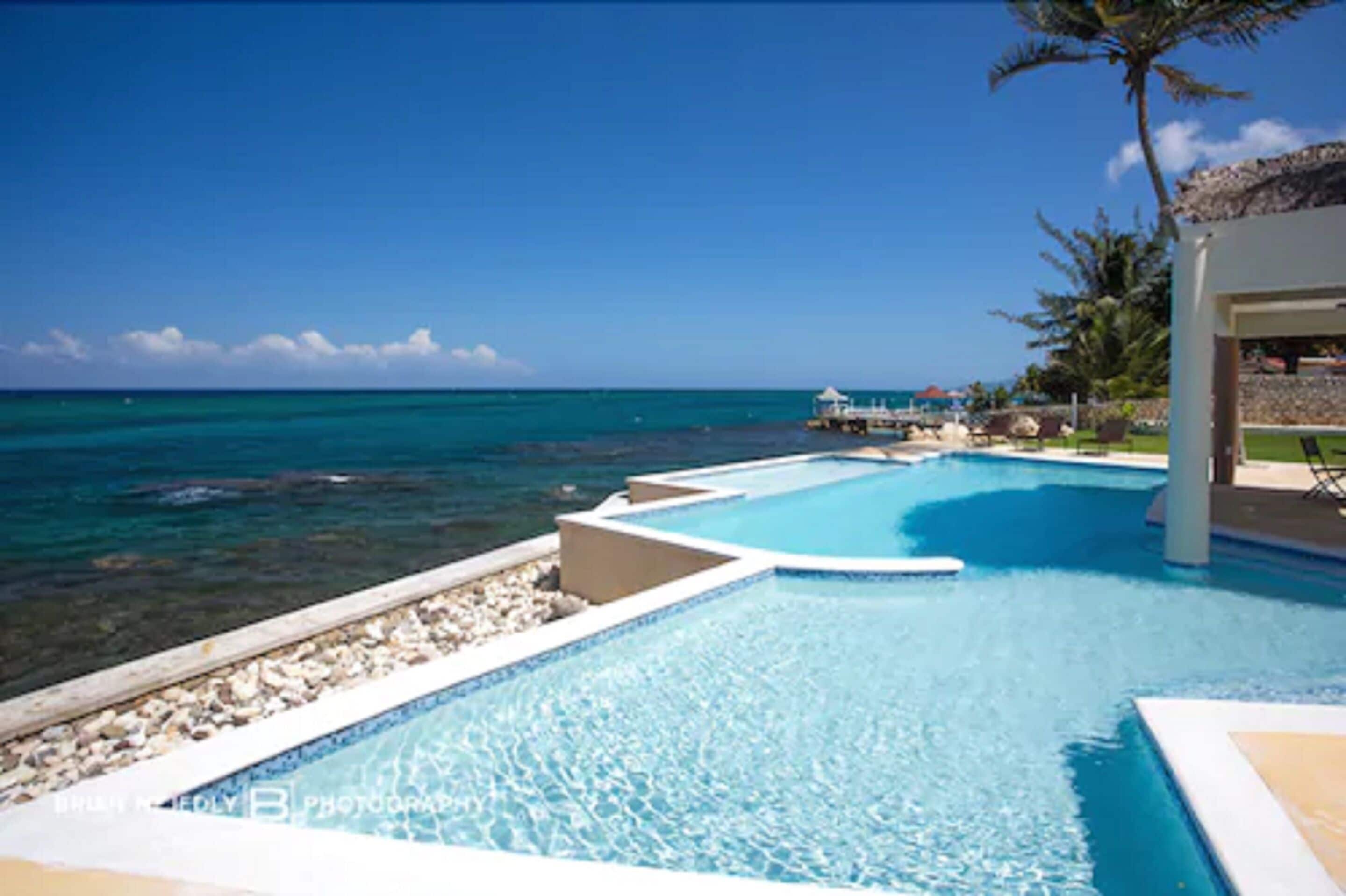 2 outdoor pools, free cabanas, sun loungers