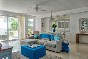 Apartamento panorâmico, 2 quartos, sacada, vista para o oceano | Área de estar | TV de tela plana