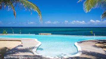 2 piscines extérieures, cabanons gratuits, chaises longues